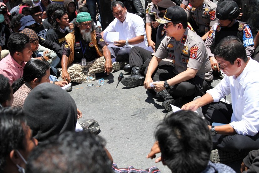 Kapolda Sulawesi Tenggara Brigjen Pol Mardysyam (kedua kanan) menemui ratusan mahasiswa tehnik Universitas Haluoleo dan Universitas Muhammadiyah Kendari saat aksi damai di depan Polda Sulawesi Tenggara, Kendari, Sulawesi Tenggara, Kamis (3/10/2019).