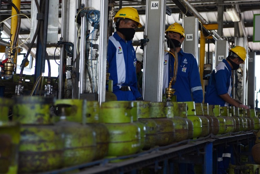 Pekerja memasukkan gas LPG kedalam tabung 3 kg di Stasiun Pengisian Bahan Bakar LPG Makassar di kawasan Terminal BBM Makassar, Sulawesi Selatan, Kamis (3/10).