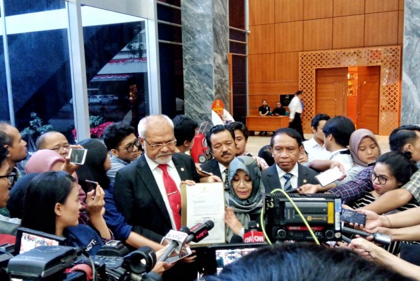 Dewan Perwakilan Daerah (DPD) menyatakan dukungannya untuk Bambang Soesatyo dalam pemilihan Ketua MPR periode 2019-2024, di Gedung Nusantara, Kompleks Parlemen, Jakarta, Kamis (3/10).