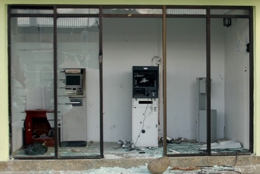 Suasana lokasi Anjungan Tunai Mandiri (ATM) yang dirusak massa saat aksi unjuk rasa yang berujung anarkis di Wamena, Kamis (3/10/2019). 