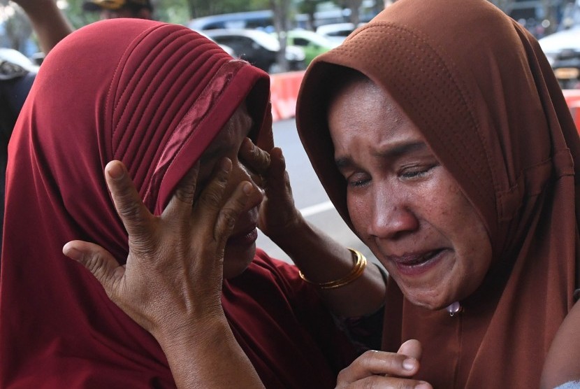 Pengungsi korban konflik di Wamena menangis setibanya di Lanud Halim Perdanakusuma, Jakarta, Kamis (3/10/2019).