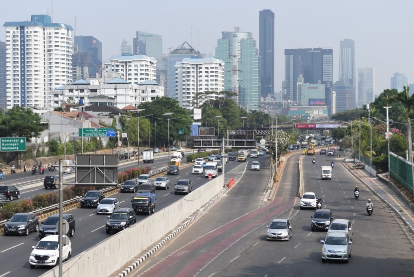 Sejumlah pengendara kendaraan bermotor melintasi Jalan Gatot Subroto di depan kompleks Parlemen, Senayan, Jakarta, Kamis (3/10/2019).