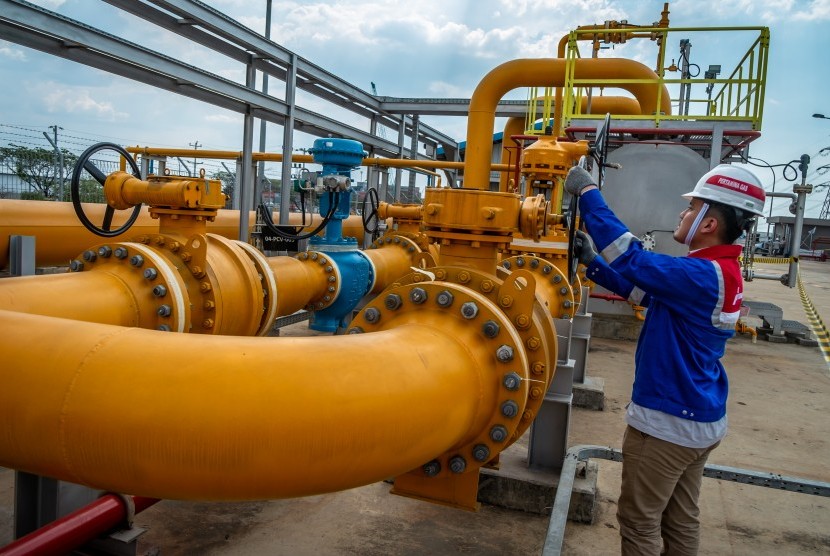 Karyawan memeriksa instalasi jaringan pipa gas di kawasan Onshore Receiving Facility (ORF) atau fasilitas penerimaan gas PT Pertamina Gas (Pertagas) di Tambaklorok, Semarang, Jawa Tengah, Kamis (3/10/2019). 