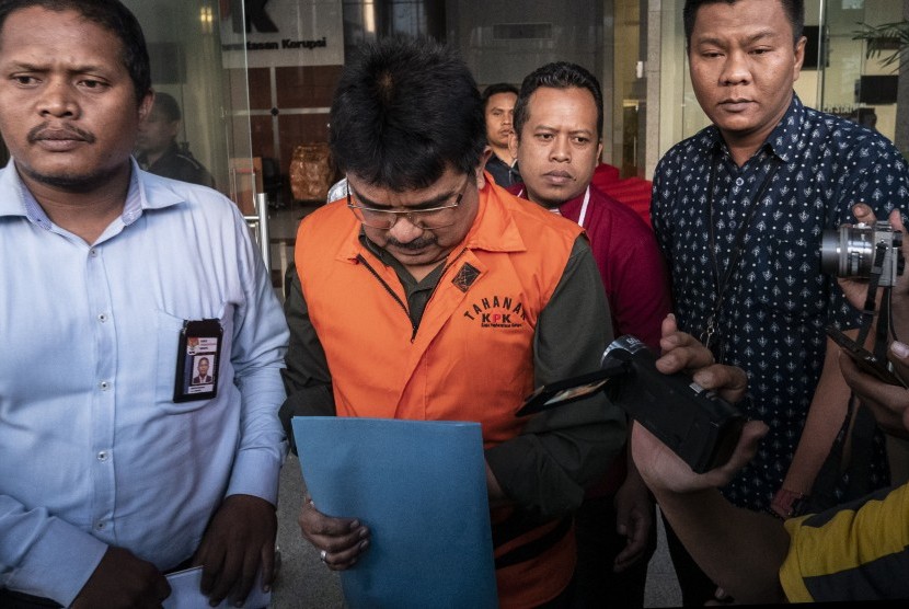 Mantan Kepala Kantor Pelayanan Pajak Penanaman Modal Asing Tiga Yul Dirga (tengah) mengenakan rompi tahanan seusai menjalani pemeriksaan di gedung KPK, Jakarta, Kamis (3/10/2019).