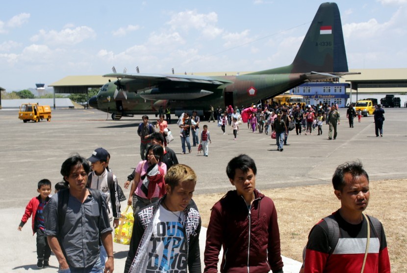 Sejumlah pengungsi dari Wamena, Papua turun dari pesawat Hercules milik TNI AU setibanya di Landasan Udara (Lanud) Hasanuddin, Maros, Sulawesi Selatan.