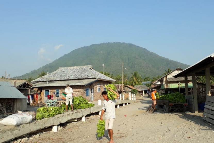 Aktivitas warga Pulau Sebesi terganggu akibat erupsi Gunung Anak Krakatau. 