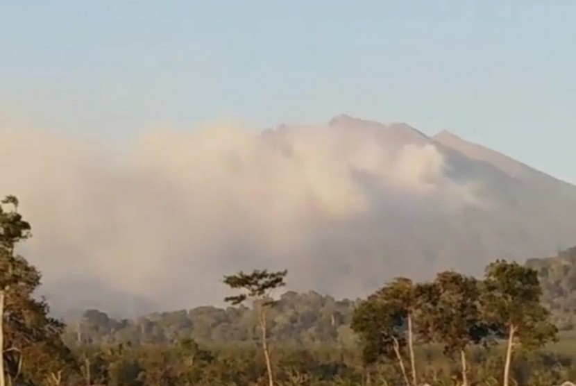 Gunung Raung terbakar sejak Jumat (4/10) sore lalu. 