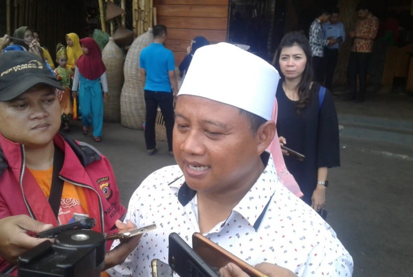 Wagub Jabar Uu Ruzhanul Ulum saat diwawancara wartawan di Kota Tasikmalaya, Ahad (6/10).