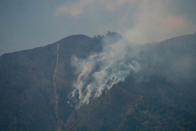 Kebakaran lahan di Pegunungan Malabar tampak dari Arjasari, Kabupaten Bandung, Jawa Barat, Ahad (6/10/2019). 