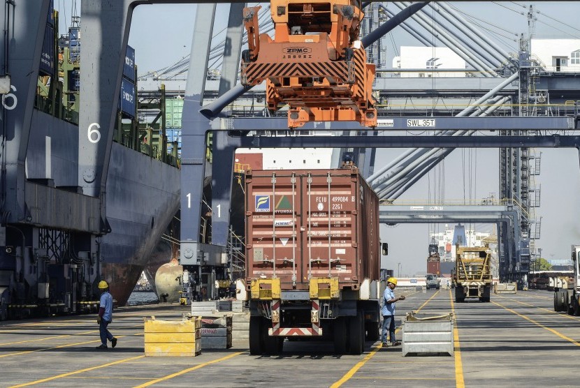 Pekerja melakukan bongkar muat barang dari kapal di Jakarta International Container Terminal (JICT) di Pelabuhan Tanjung Priok, Jakarta Utara, Ahad (6/10/2019). 