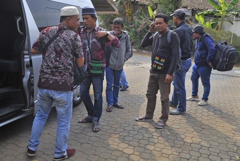 Sejumlah pengungsi korban konflik di Wamena turun dari mobil di halaman Kantor Dinsos Provinsi Banten di Serang, Ahad (6/10/2019). 