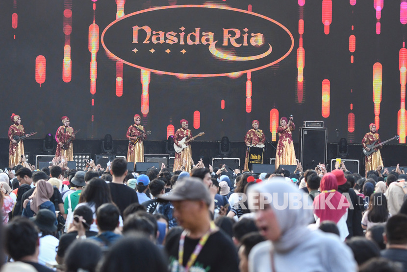 Grup Kasidah Modern Nasida Ria tampil pada hari ketiga Synchronize Fest 2019 di Gambir Expo, Kemayoran, Jakarta, Ahad (6/10/2019).