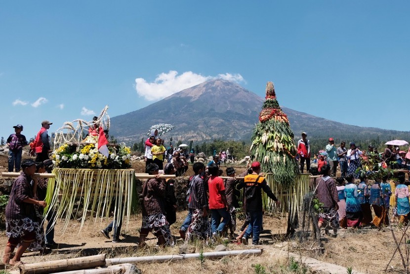 Sejumlah warga mengusung gunungan palawija saat Grebeg Agung Liyangan di lereng gunung Sindoro Desa WIsata Liyangan, Purbosari, Ngadirejo, Temanggung, Jawa Tengah, Ahad (6/10/2019).