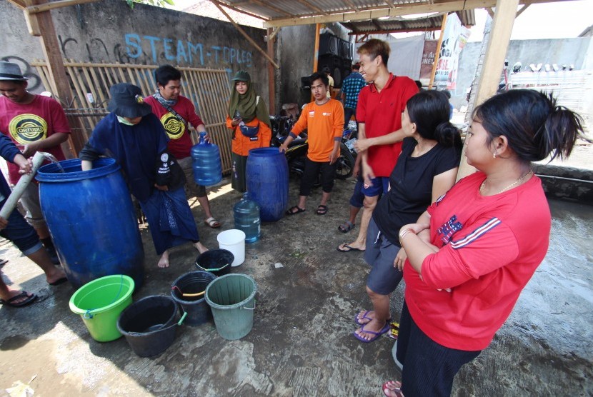 Warga mengantre untuk mendapatkan bantuan pembagian air bersih di Desa Tanjung Pasir, Kabupaten Tangerang, Banten.