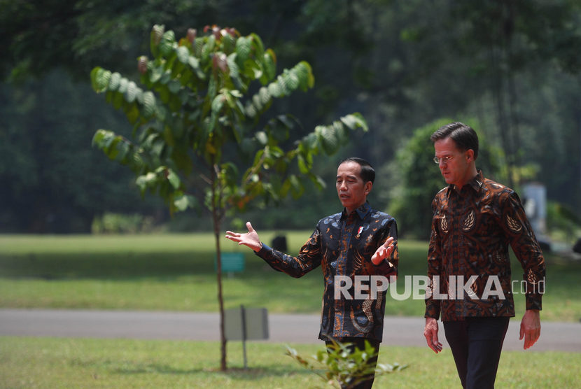 Presiden Joko Widodo (kiri) berbincang dengan PM Belanda Mark Rutte, sebelum pertemuan di Istana Bogor, Jawa Barat, Senin (7/10/19).