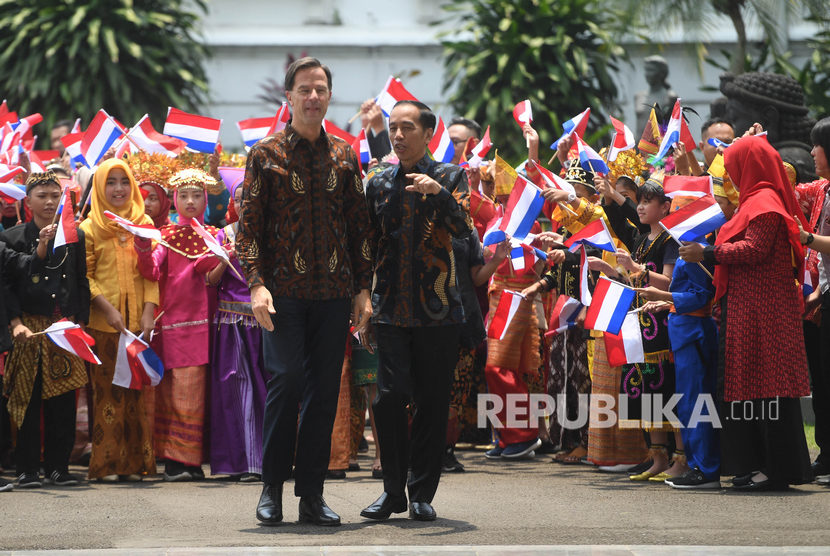 Presiden Joko Widodo (kanan) berbincang dengan PM Belanda Mark Rutte (kiri) sebelum pertemuan di Istana Bogor, Jawa Barat, Senin (7/10/19). 