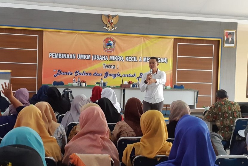 Kegiatan pelatihan UMKM yang digelar oleh Pemerintah Kabupaten Karanganyar, di gedung BPR BKK Tasikmadu, Karanganyar, Jawa Tengah, Senin (7/10). Pelatihan tersebut diikuti 100 pelaku UMKM. 