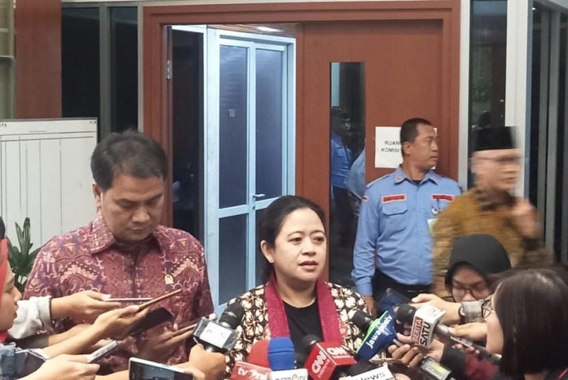 Ketua DPR RI Puan Maharani didampingi Wakil Ketua DPR RI Aziz Syamsuddin memberikan keterangan di Kompleks Parlemen RI, Jakarta, Senin (7/10).