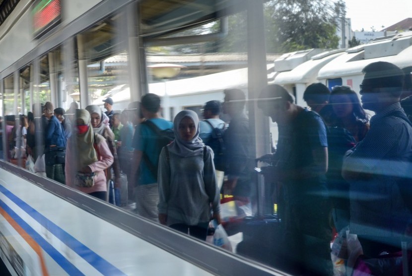 Refleksi penumpang menunggu kereta api Argo Parahyangan di Stasiun Bandung, Jawa Barat, Senin (7/10/2019).(Antara/Raisan Al Farisi)