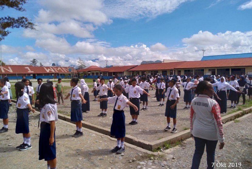 Kegiatan beberapa sekolah di Wamena, Papua, Senin (7/10). Di antaranya di SMAN 1 Wamena dan SMPN 1 Wamena.