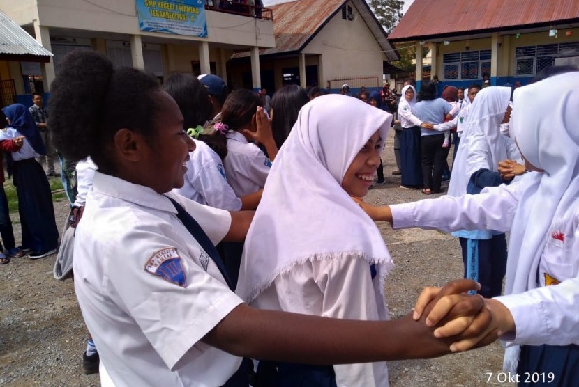 Kegiatan beberapa sekolah di Wamena, Papua, Senin (7/10). Sekolah termasuk salah satu tempat paling rentan penyebaran Covid-19. Ilustrasi.