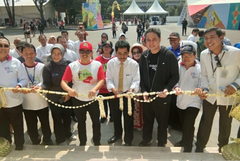 Direktur Jenderal Kebudayaan Hilmar Farid (jaket hitam), saat membuka kegiatan Pekan Kebudayaan Nasional 2019, di Istora Senayan, Senin (7/10)