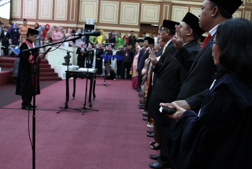 Pengambilan sumpah jabatan anggota DPRD Provinsi Sulawesi Tenggara terpilih 