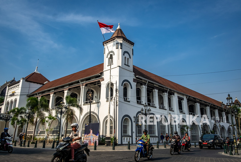 Semarang Tutup Akses ke Simpang Lima. Kendaraan bermotor melintas di depan gedung Bank Mandiri Mpu Tantular yang dulunya merupakan kantor perusahaan dagang Nederlandsche Handel Maatschappij (NHM) pada masa Kolonial Hindia Belanda di kawasan Kota Lama, Semarang, Jawa Tengah, Senin (7/10/2019). 