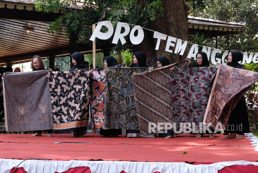 Sejumlah perajin batik memamerkan karyanya saat pembukaan pameran UUMK di Pendopo Pengayoman, Kabupaten Temanggung, Jawa Tengah, Senin (7/10/2019). 