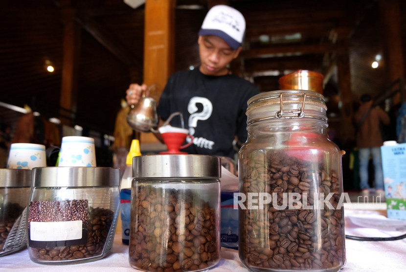 Barista meracik kopi di arena pameran Usaha Mikro Kecil dan Menengah (UMKM) Pro Temanggung di Pendopo Pengayoman, Temanggung, Jawa Tengah, Senin (7/10/2019).