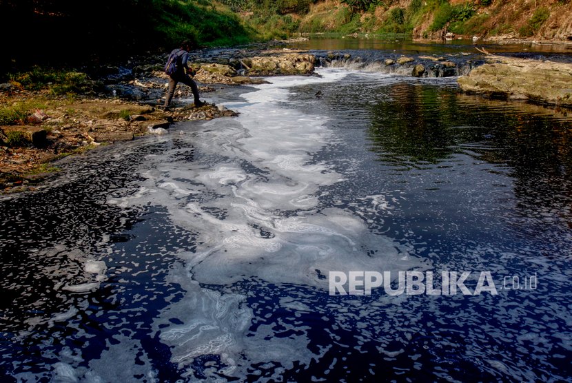 Aliran Sungai Cileungsi yang tecemar limbah pabrik di Bojong Kulur, Kabupaten Bogor, Jawa Barat, Selasa (8/10/2019). Dinas Lingkungan Hidup (DLH) Kabupaten Bogor telah mengantongi tujuh perusahaan yang disinyalir berkontribusi terhadap pencemaran.