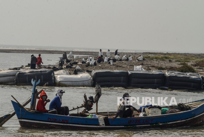 Nelayan melintas di sekitar lokasi terdampak tumpahan minyak (Oil Spill) dari sumur Pertamina Hulu Energi Off Shore North West Java (PHE ONWJ) di Pesisir Pantai Bungin, Karawang, Jawa Barat, Senin (7/10/2019). 