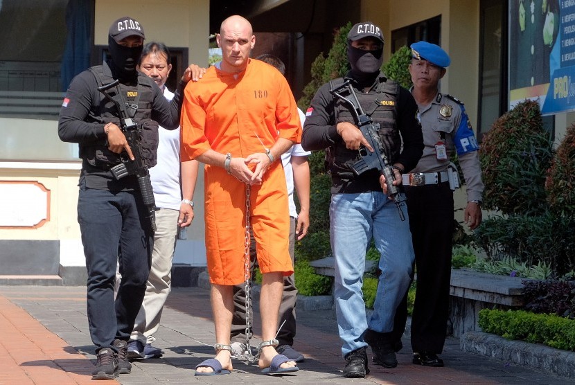 Polisi menggiring warga negara Rusia Andrew Ayer (tengah) dalam konferensi pers pengungkapan kasus peredaran narkotika di Mapolresta Denpasar, Bali, Selasa (8/10/2019).