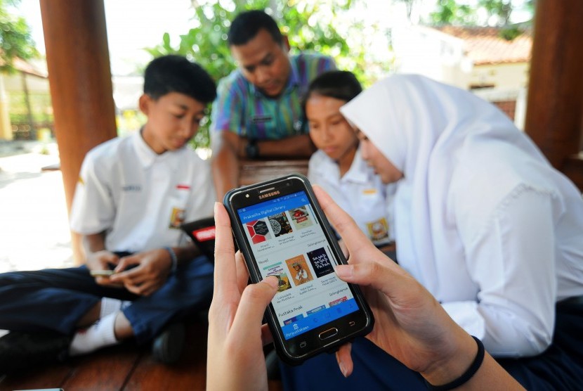 Mulai tahun 2020 ini, Dinas Arpus Kabupaten Semarang melakukan inovasi dengan membuat e-book gratis untuk mendongkrak minat baca di kalangan generasi muda. Foto siswa memilih buku elektronik yang dipinjam melalui telepon pintar, (ilustrasi). 