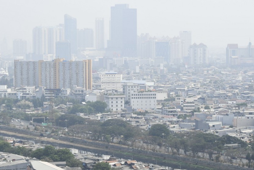 Kabut polusi udara menyelimuti kawasan Jakarta, Selasa (8/10/2019).