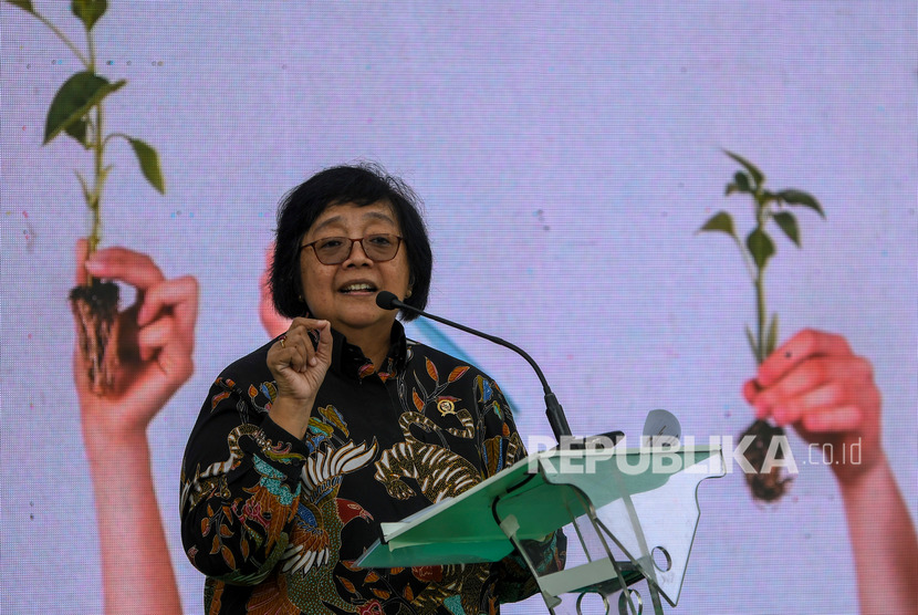Menteri Lingkungan Hidup dan Kehutanan Siti Nurbaya memberi sambutan saat peluncuran Badan Pengelola Dana Lingkungan Hidup (BPDLH) di lapangan Kementerian Koordinator bidang Perekonomian, Jakarta, Rabu (9/10/2019).