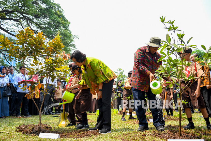 Menko Perekonomian Darmin Nasution (kanan) didampingi Menteri Keuangan Sri Mulyani (kiri) melakukan penanaman pohon usai peluncuran Badan Pengelola Dana Lingkungan Hidup (BPDLH) di lapangan Kementerian Koordinator bidang Perekonomian, Jakarta, Rabu (9/10/2019).