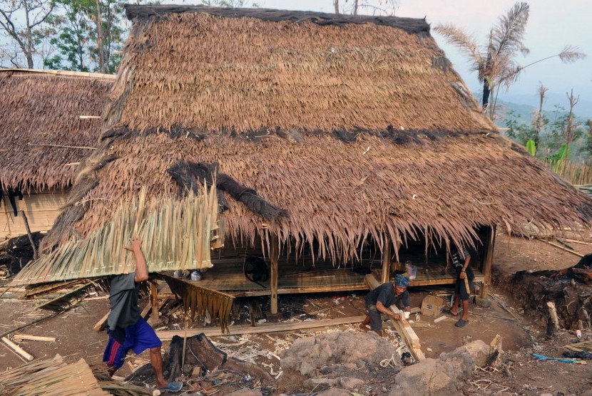 Warga Baduy bergotong royong untuk membangun kembali rumah tradisional Sulah Nyanda di Kampung Kadugede, Desa Kanekes, Lebak, Banten, Rabu (9/10/2019).