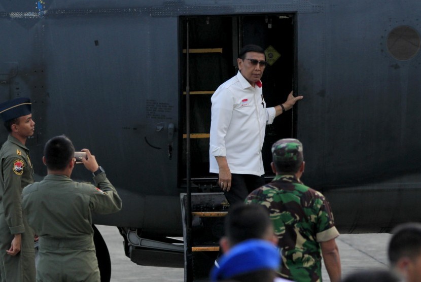 Menko Polhukam Wiranto tiba di Bandara Pangkalan TNI AU Papare Sentani, Jayapura, Papua, Selasa (8/10/2019). 