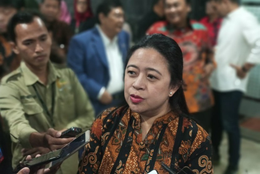 Ketua DPR RI Puan Maharani memberikan keterangan di Kompleks Parlemen RI, Jakarta, Rabu (9/10). 