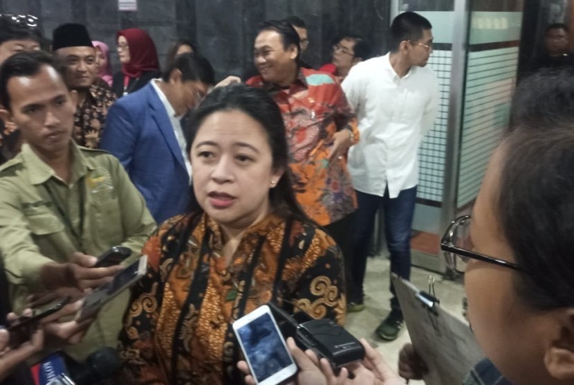 Ketua DPR RI Puan Maharani memberikan keterangan di Kompleks Parlemen RI, Jakarta, Rabu (9/10). 