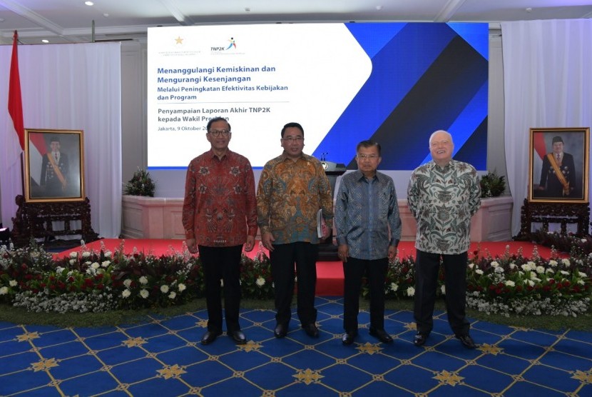 Wakil Presiden Jusuf Kalla saat menerima laporan akhir Tim Nasional Percepatan Penanggulangan Kemiskinan di Istana Wakil Presiden, Jakarta, Rabu (9/10).