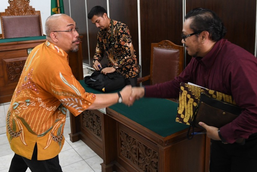 Ketua Fakta Azas Tigor Nainggolan (kiri) ditunjuk Pj Gubernur Heru Budi Hartono sebagai Komisaris PT LRT Jakarta.