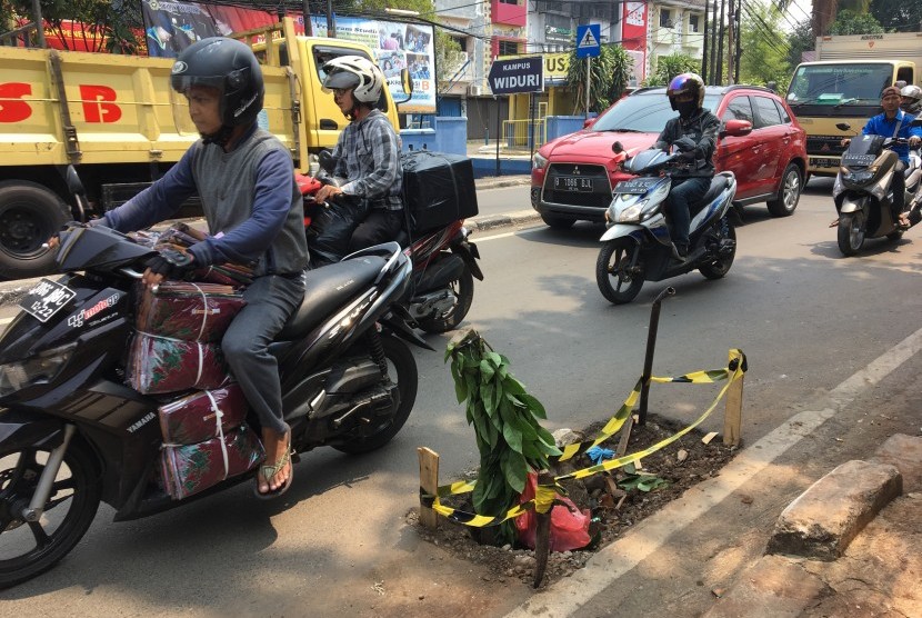 Longsor atau jalan ambles terjadi di Jalan Deplu Raya Pondok Pinang arah Bintaro, Jakarta Selatan, Senin (10/2) malam (Foto: jalan ambles)