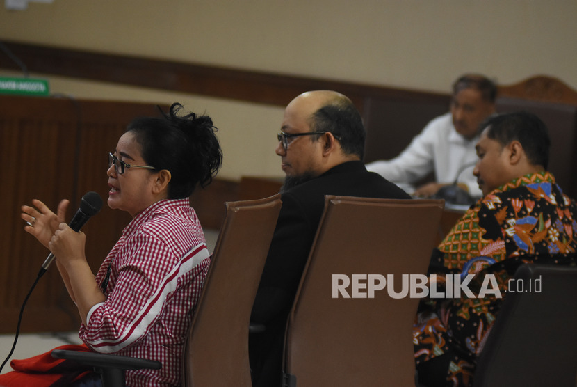 Mantan anggota Komisi V DPR Miryam S. Haryani (kiri), penyidik KPK Novel Baswedan (kedua kiri), dan Jaksa KPK Heryawan Agus (kanan) memberikan kesaksian bagi terdakwa mantan anggota Komisi II DPR Markus Nari (kedua kanan) pada sidang lanjutan kasus korupsi pengadaan KTP elektronik di Pengadilan Tipikor, Jakarta, Rabu (9/10/2019).