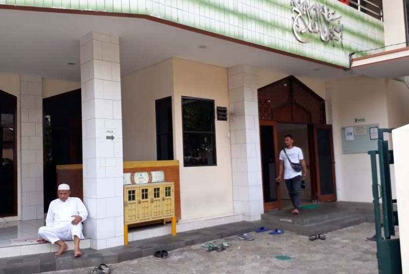 Kondisi Masjid Al Falah, Pejompongan, Jakarta Pusat pada Rabu, (9/10). Masjid itu jadi buah bibir lantaran diduga jadi lokasi pemukulan, penyekapan hingga persekusi terhadap Ninoy Karundeng. 