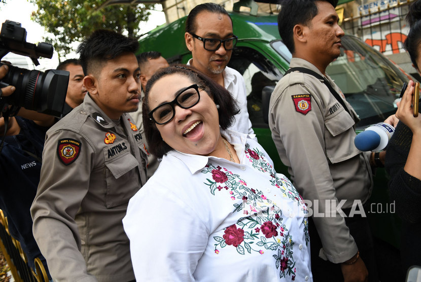 Dua terdakwa kasus dugaan penyalahgunaan narkotika, Tri Retno Prayudati atau Nunung (kedua kiri) dan suaminya July Jan Sambiran (kedua kiri) berjalan jelang sidang lanjutan di Pengadilan Negeri Jakarta Selatan, Jakarta, Rabu (9/10/2019).
