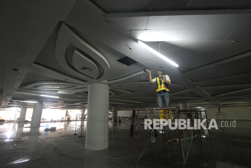 Pekerja beraktivitas di proyek terminal baru Bandara Syamsudin Noor di Banjarbaru, Kalimantan Selatan, Rabu (9/10/2019).