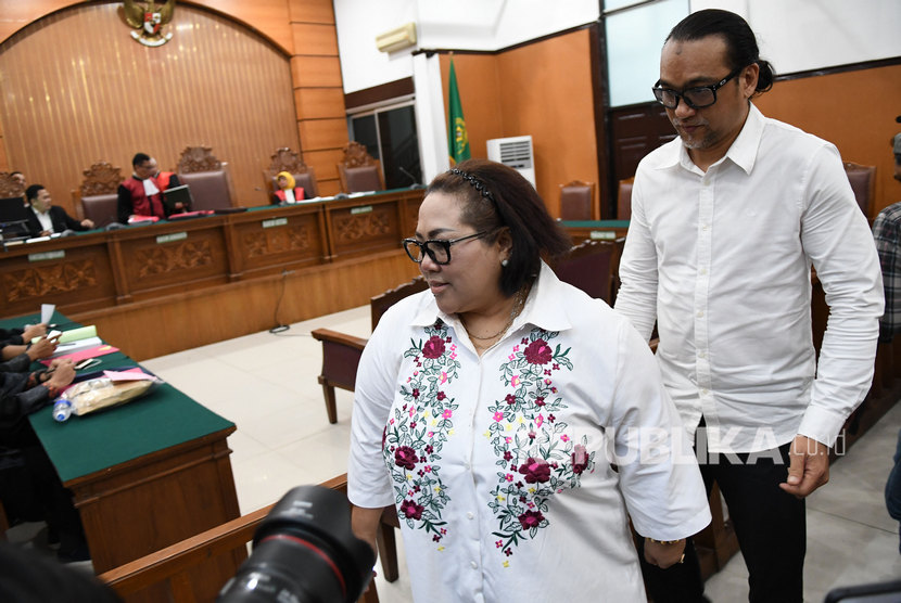Dua terdakwa kasus dugaan penyalahgunaan narkotika, Tri Retno Prayudati atau Nunung (kiri) dan suaminya July Jan Sambiran berjalan jelang sidang lanjutan di Pengadilan Negeri Jakarta Selatan, Jakarta, Rabu (9/10/2019). 