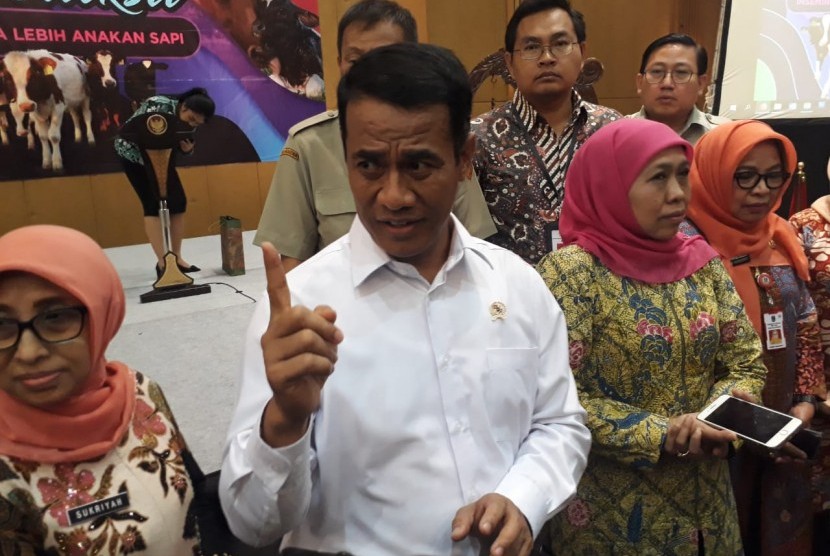 Mantan menteri Pertanian Amran Sulaiman saat menghadiri rapat koordinasi dan peningkatan kapasitas SDM pelaksana Upaya Khusus Sapi Indukan Wajib Bunting (Upsus Siwab) di Surabaya, Kamis (10/10).